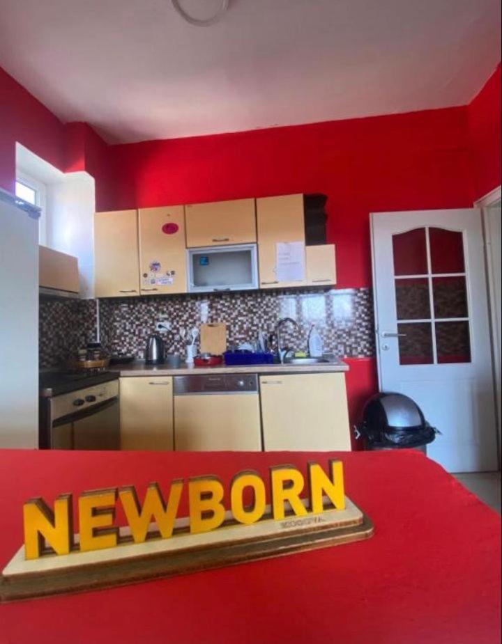 Newborn Center Hostel All Day Free Coffee Pristina Eksteriør billede