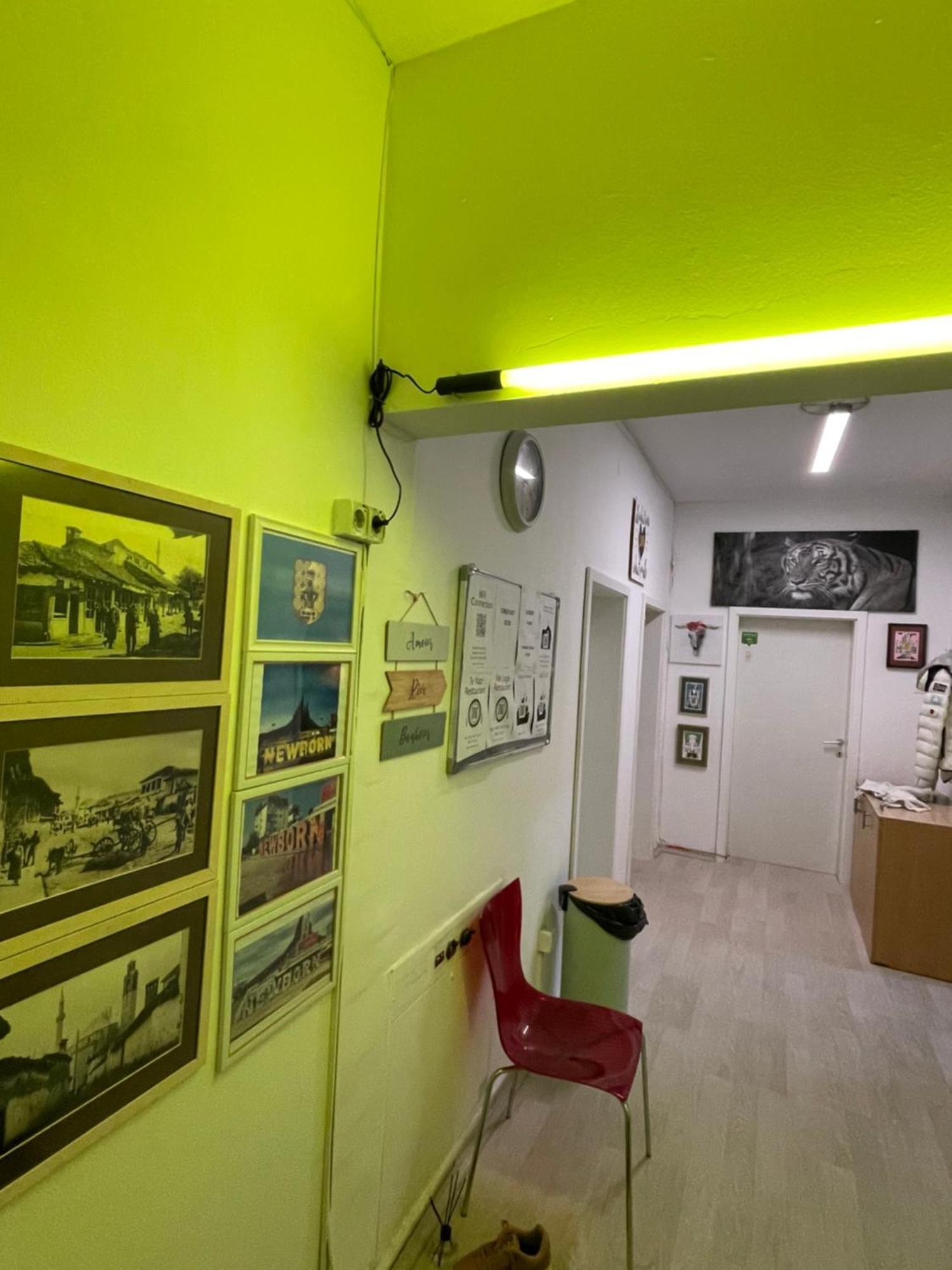 Newborn Center Hostel All Day Free Coffee Pristina Eksteriør billede